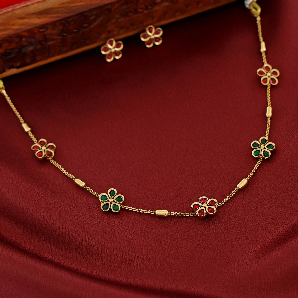 Short Neckpiece With Stud